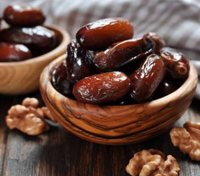 رشد درصدی صادرات خرما رشد درصدی صادرات خرما به این دلیل افزایش یافته است که در کشورهایی که کمبود خرما دارند و آن را به عنوان یک غذا در نظر گرفته و مورد مصرف قرار می دهند.بیشتر به دنبال خرماهای ارزان قیمت می باشند. مانند کشورهای هندوستان و چین در برخی از کشورهای طالب خرما ایران از جمله اروپا، آمریکا و استرالیا به دنبال خرمای درجه یک می باشند. سبب بالا رفتن رشد درصدی صادرات خرما می گردد.